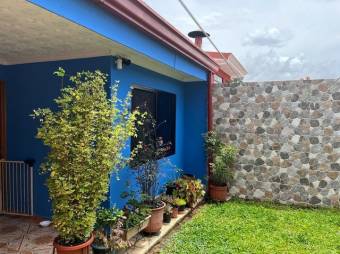 Se vende espaciosa casa con patio en Desamparados de Alajuela 24-524