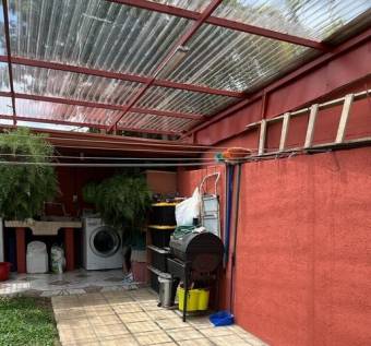 Se vende espaciosa casa con patio en Desamparados de Alajuela 24-524