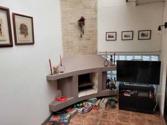 se vende espaciosa casa en Mata de plátano de Goicoechea 24-532