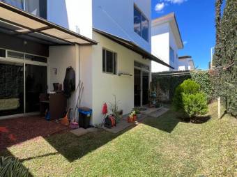 Se vende espacioso apartamento con patio y terraza en desamparados de Alajuela 23-2082