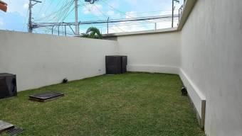 Se vende linda y espaciosa casa con gran patio y terraza en San Vicente de Moravia 24-529