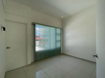 Se vende moderna y espaciosa casa con patio en San Pablo de Heredia 23-397