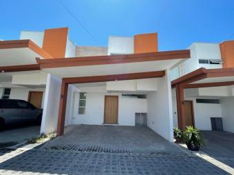 Se vende moderna y espaciosa casa con patio en San Pablo de Heredia 23-397