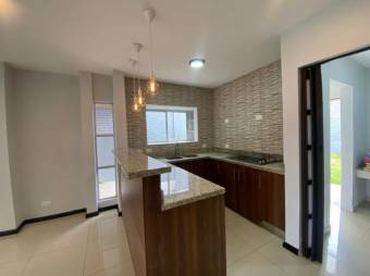 Se vende linda y espaciosa casa con gran jardín en Ulloa de Heredia 23-349