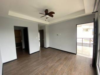 Se vende linda y espaciosa casa con gran jardín en Ulloa de Heredia 23-349