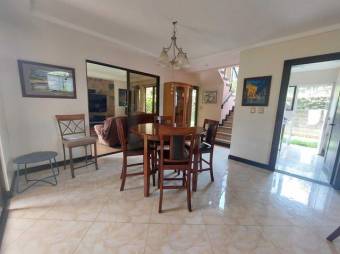 Se vende amplia casa con balcón y patio en Santo Tomas de Santo Domingo 23-814 