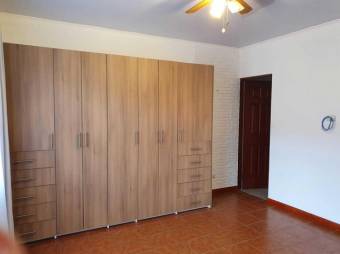 Se vende lujosa casa junto con 2 apartamentos en Santo Domingo de Heredia 23-3445 