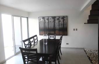 Se vende espaciosa casa con patio y terraza en Ulloa de Heredia 23-1115