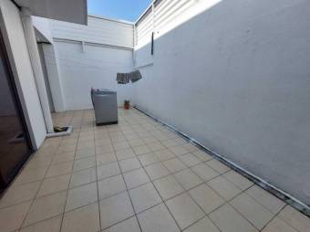 Se vende espaciosa casa con balcón y patio en Ulloa de Heredia 24-453