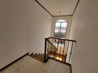 Se vende espaciosa casa con balcón y patio en San Francisco de Heredia 24-453