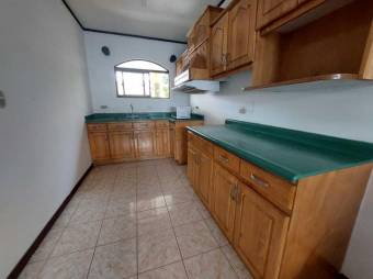 Se vende espaciosa casa con balcón y patio en San Francisco de Heredia 24-453