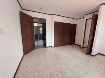 Se vende espaciosa casa con balcón y patio en San Francisco de Heredia 24-453