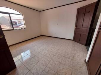 Se vende espaciosa casa con balcón y patio en San Francisco de Heredia 24-453