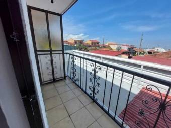 Se vende espaciosa casa con balcón y patio en San Francisco de Heredia 24-453