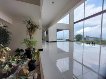 Se vende moderna y amplia casa con zonas verdes en San Rafael de Heredia 23-3410