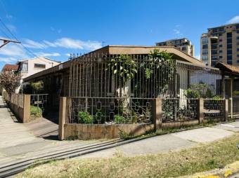 Se vende linda y espaciosa casa con jardín en Mata redonda de San José 23-2179 