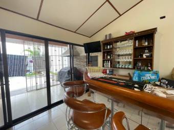 Se vende espaciosa casa con patio y terraza en Rohrmoser 22-2643