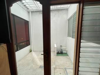 Se vende espaciosa casa con patio y terraza en Rohrmoser 22-2643