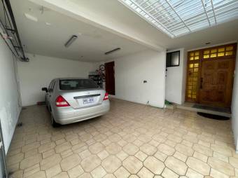 Se vende espaciosa casa con patio y terraza en Rohrmoser 22-2643