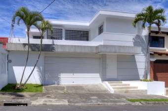 Se vende amplia y espectacular casa a estrenar en la zona de Rohrmose 24-482