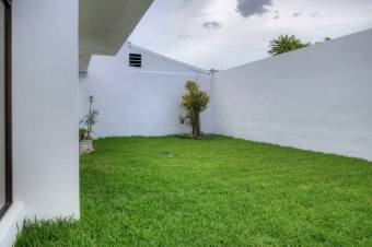 Se vende amplia y espectacular casa a estrenar en la zona de Rohrmose 24-482