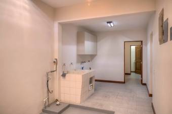 Se vende amplia y espectacular casa a estrenar en la zona de Rohrmose 24-482