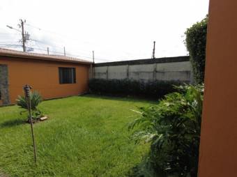 Se vende propiedad con 3 casas con uso de suelo multifamiliar en Pozos de Santa Ana 23-1462