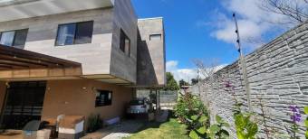 Se vende espaciosa con balcón y patio en 