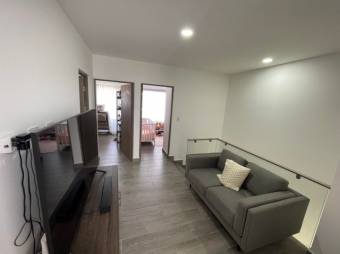 Se espaciosa casa con patio en exclusivo condominio de Pozos de Santa Ana 24-554 