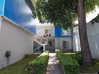 Se alquila espacioso apartamento frente a hospital metropolitano en Pozos de Santa Ana 24-456