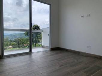 Se vende moderna y espaciosa casa con patio y terraza en San Antonio de Escazú 24-559