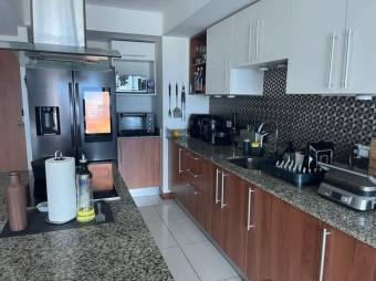 Se vende moderno y espacioso apartamento con balcón ubicado en Catedral de San José 24-539