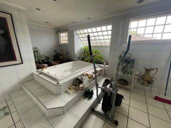 Se vende espectacular casa amoblada con piscina en zona privilegiada de Rohrmoser 23-3052