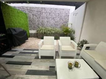 Se alquila moderna y espaciosa casa amueblada con patio en Uruca de Santa Ana 24-460