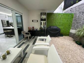 Se alquila moderna y espaciosa casa con terraza y jardín en Uruca de Santa Ana 24-460