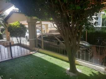 Se vende moderna y espaciosa casa con terraza y patio en guachipelín Escazú 24-570