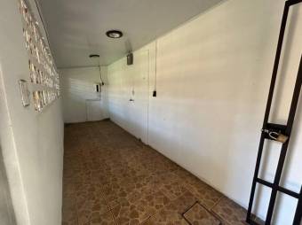 Se vende amplia casa con jardín en Alajuela Centro 23-3101