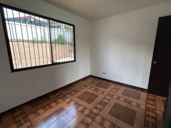 Se vende amplia casa con jardín en Alajuela Centro 23-3101