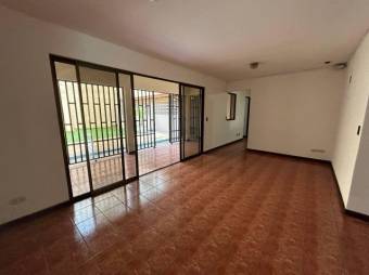 Se vende amplia casa con jardín en Alajuela Centro 23-3101