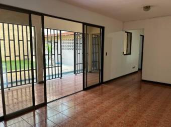 Se vende amplia casa con jardín en Alajuela Centro 23-3101