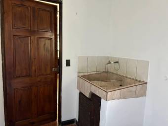 Se vende amplia casa con jardín en Alajuela Centro 23-3101