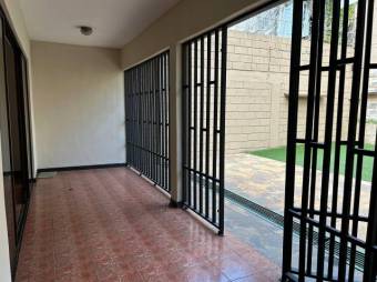 Se vende amplia casa con jardín en Alajuela Centro 23-3101