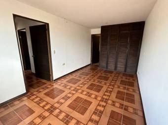 Se vende amplia casa con jardín en Alajuela Centro 23-3101