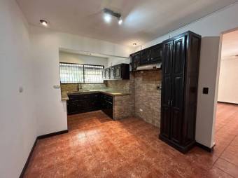 Se vende amplia casa con jardín en Alajuela Centro 23-3101