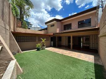 Se vende amplia casa con jardín en Alajuela Centro 23-3101