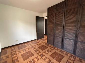 Se vende amplia casa con jardín en Alajuela Centro 23-3101