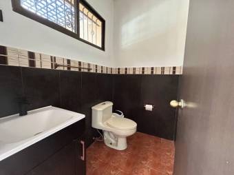 Se vende amplia casa con jardín en Alajuela Centro 23-3101