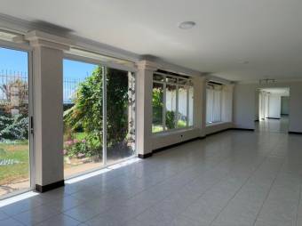 Se vende moderna y espaciosa casa con jardín privado en San Isidro de Alajuela 23-508