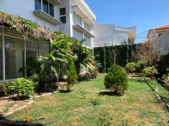 Se vende moderna y espaciosa casa con jardín privado en San Isidro de Alajuela 23-508