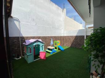 Se vende espaciosa casa con patio y terraza en Desamparados de Alajuela 23-1274